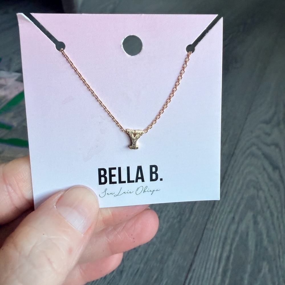 Gold Initial Charm Necklace "Y"